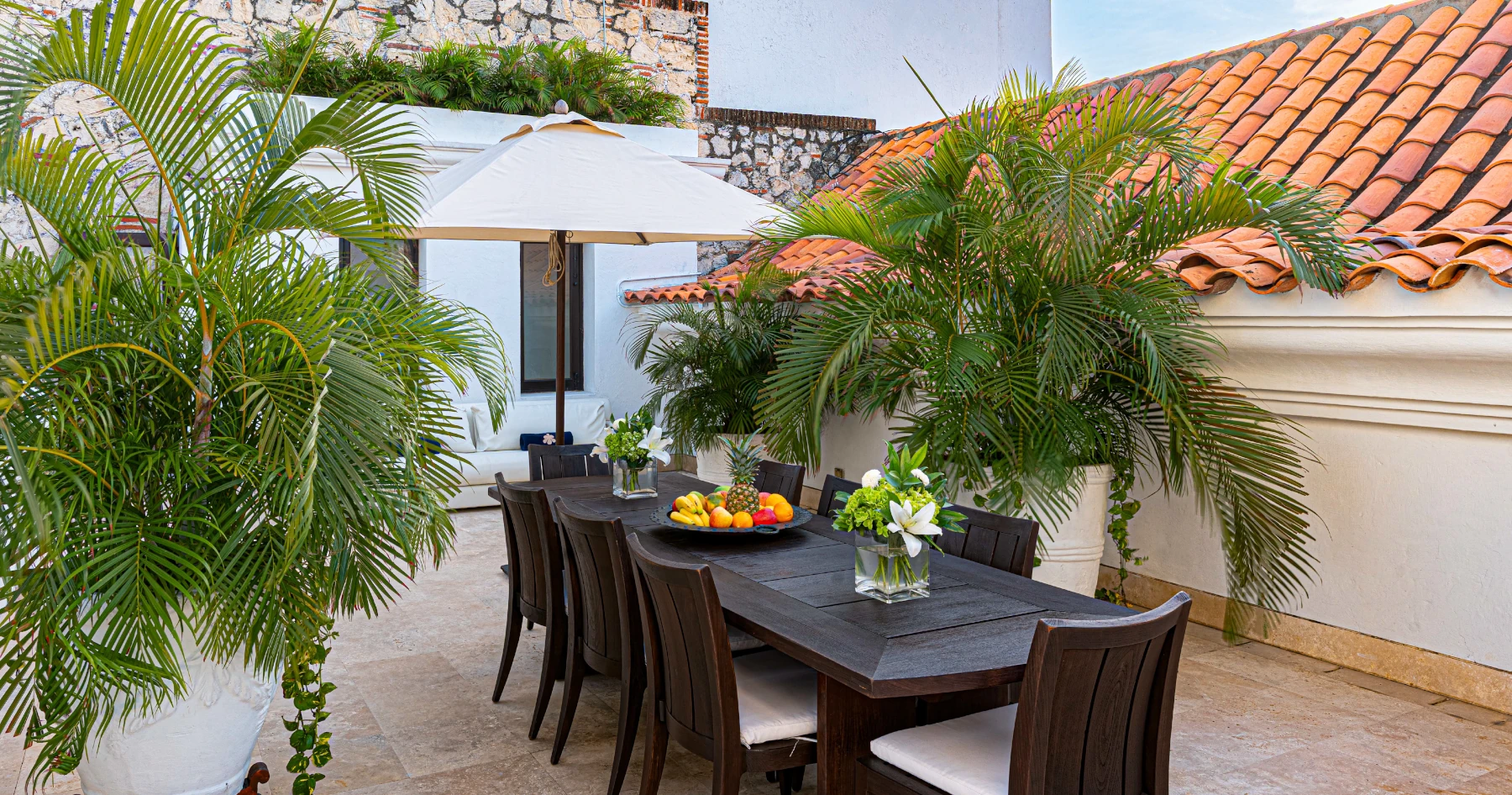 Ángulo arquitectónico de la Habitación Brisa que muestra la combinación de muros históricos