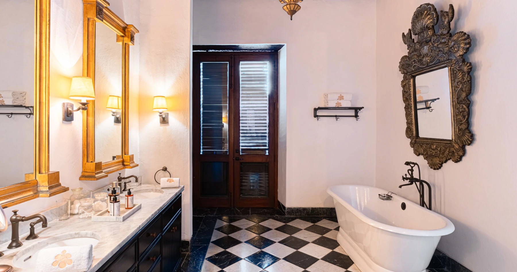 Área de descanso en habitación Aurora con escritorio de madera, TV de pantalla plana y detalles decorativos de hotel boutique