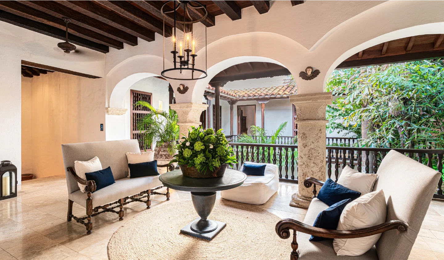 Balcón techado con vista al patio