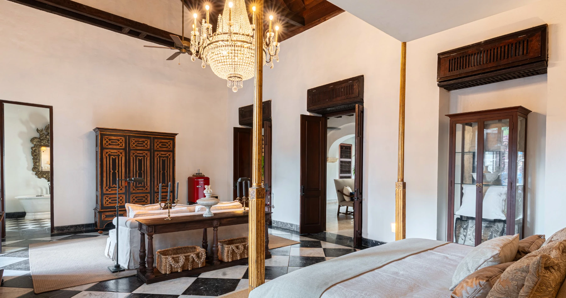 Baño de lujo tipo suite con acabados en mármol, lavamanos doble, espejos retroiluminados y grifería moderna de alta gama