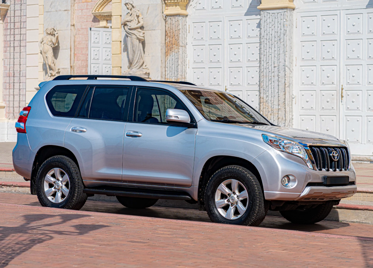 Camioneta SUV de lujo para traslados ejecutivos y tours privados