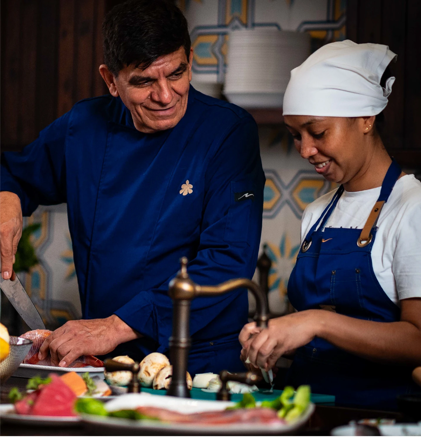 Chef ejecutivo preparando pescados y mariscos frescos para huéspedes