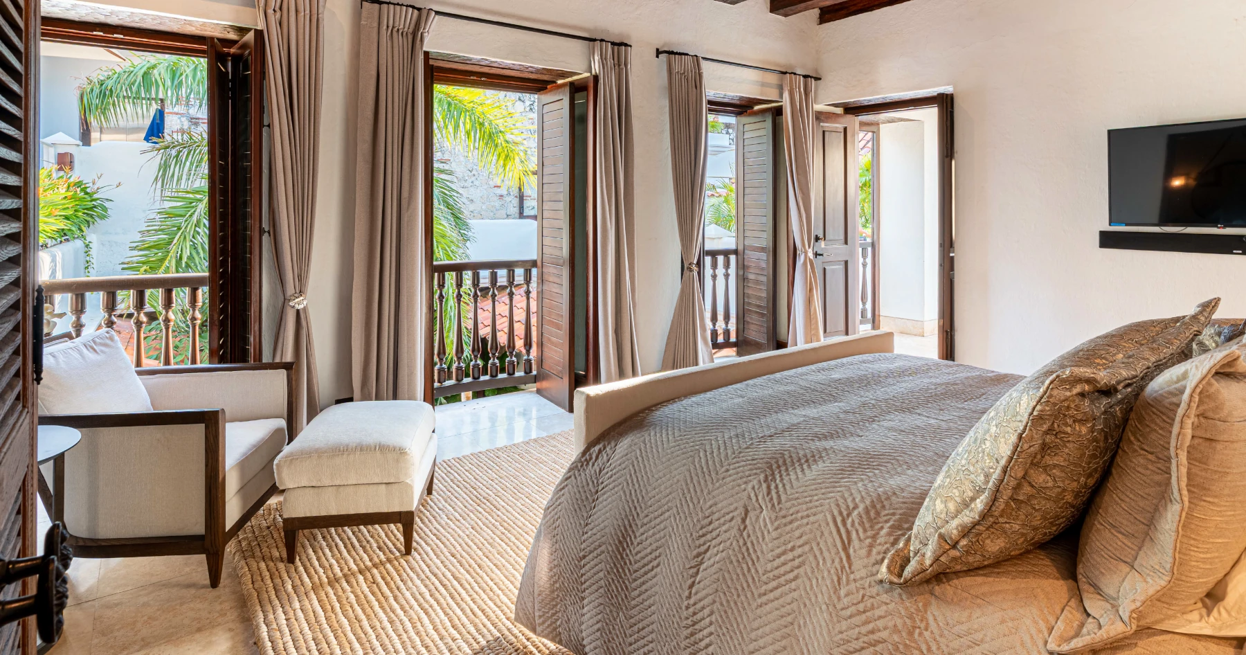 Dormitorio principal con acceso directo a la piscina