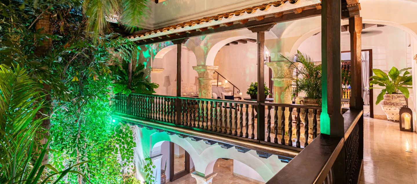 Fachada de casa colonial con puertas de madera antigua y aldabas de bronce