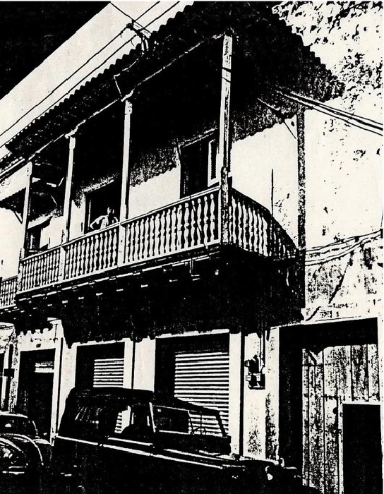 Fachada histórica de una casa con balcón de madera tradicional en Cartagena, estilo vintage años 50