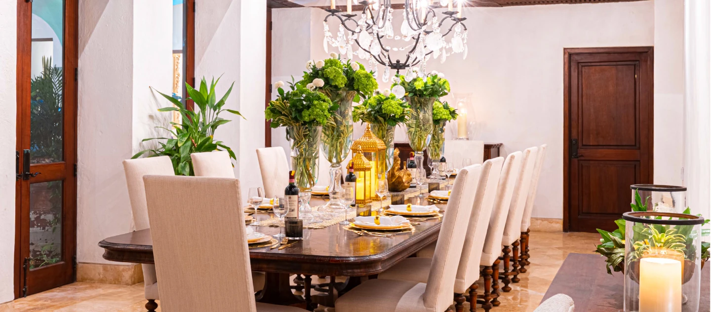 Salón de banquetes de lujo con mesa imperial y decoración
