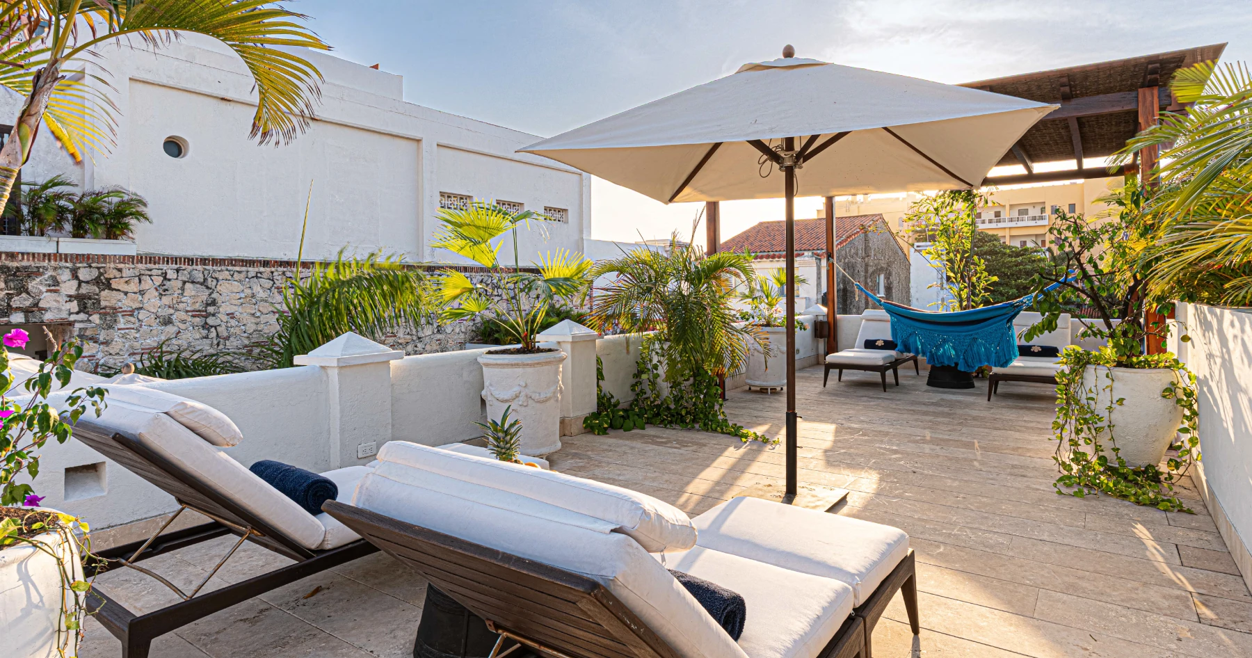 Suite de lujo con cama King, techos de madera rústica y ventanales de gran formato