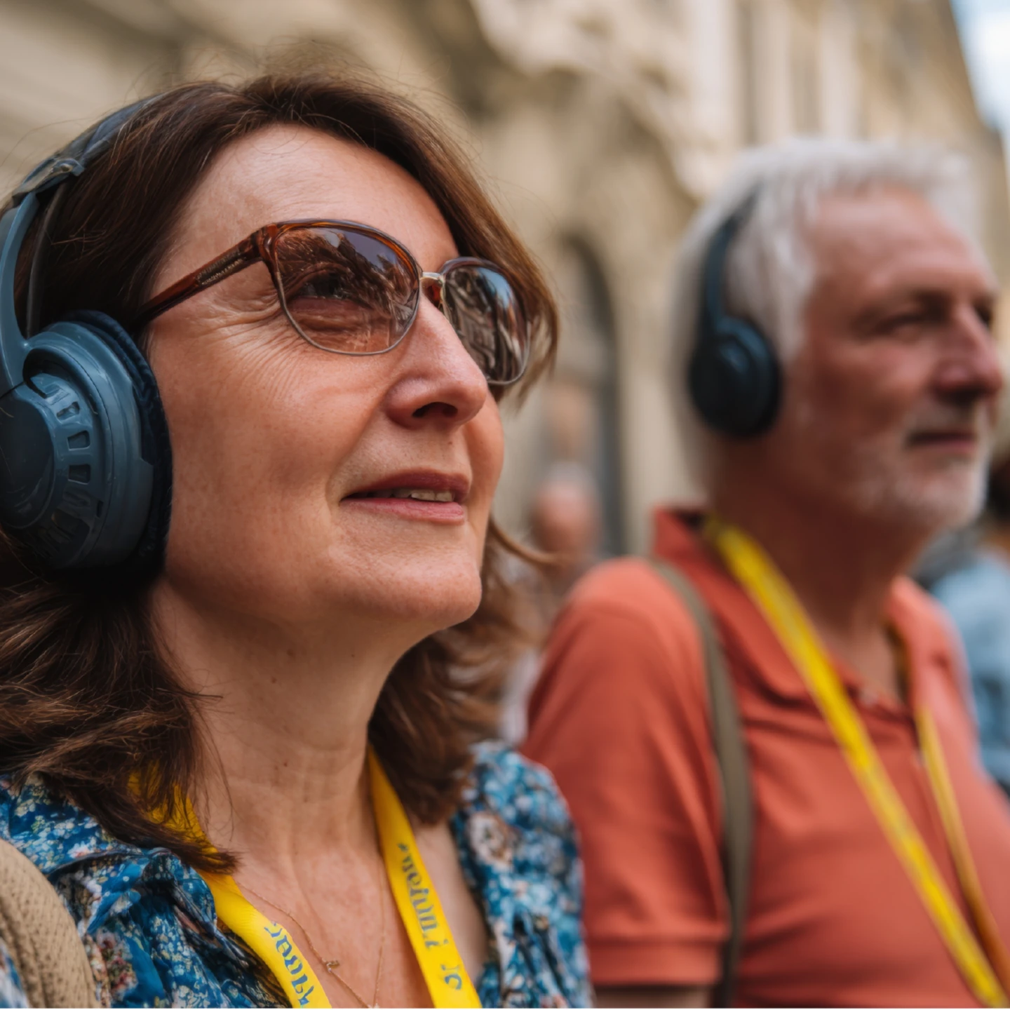 Turistas en tour cultural guiado con audífonos inalámbricos
