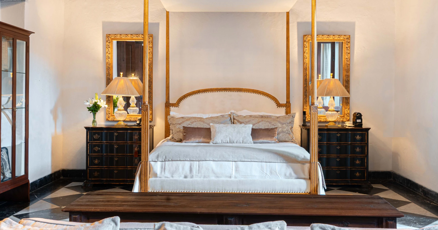 Vista de habitación boutique con dos camas dobles, ropa de cama de alta calidad y decoración elegante en tonos neutros y azules