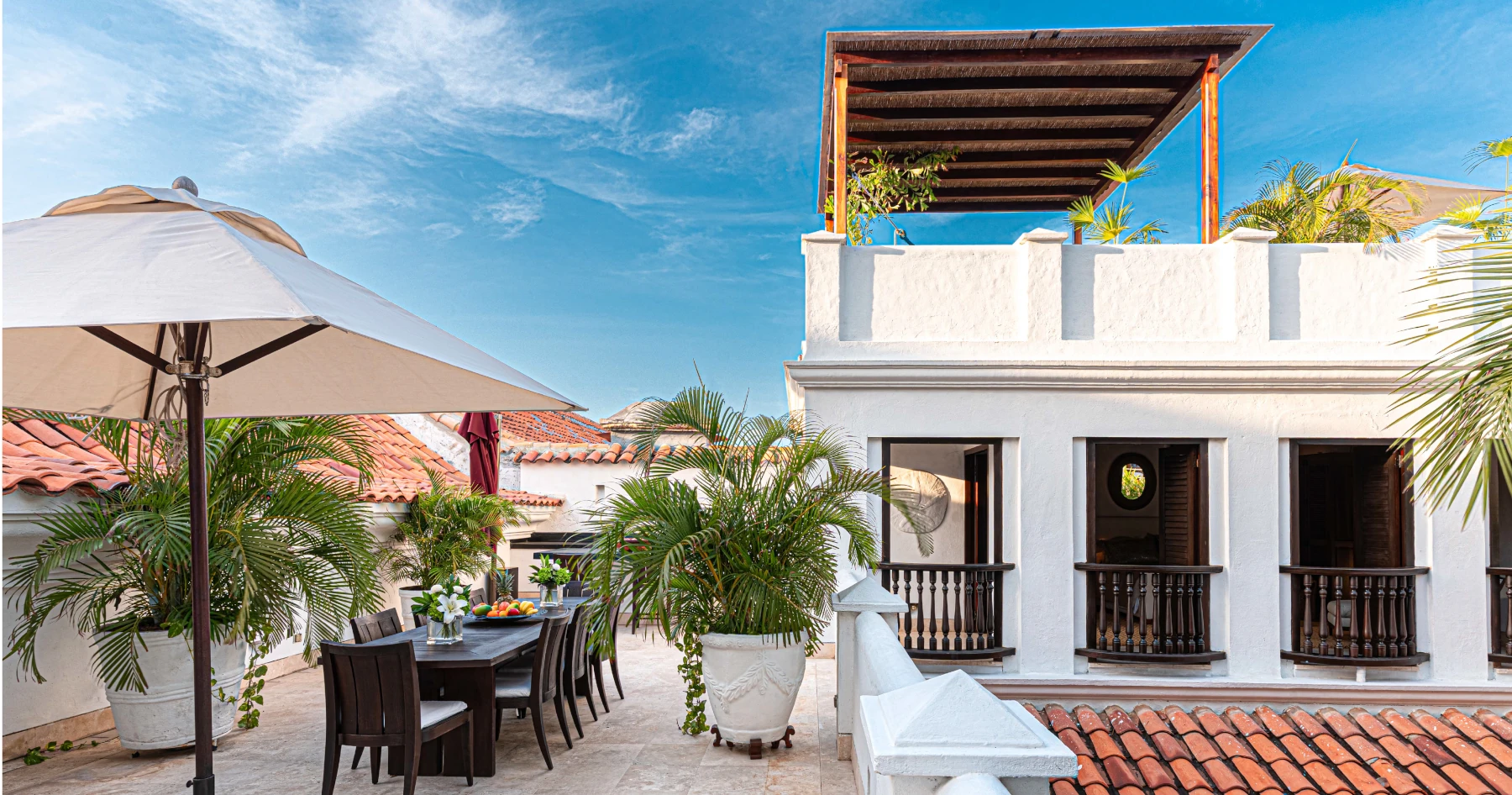 Vista detallada de la piscina privada integrada en la suite, con aguas cristalinas