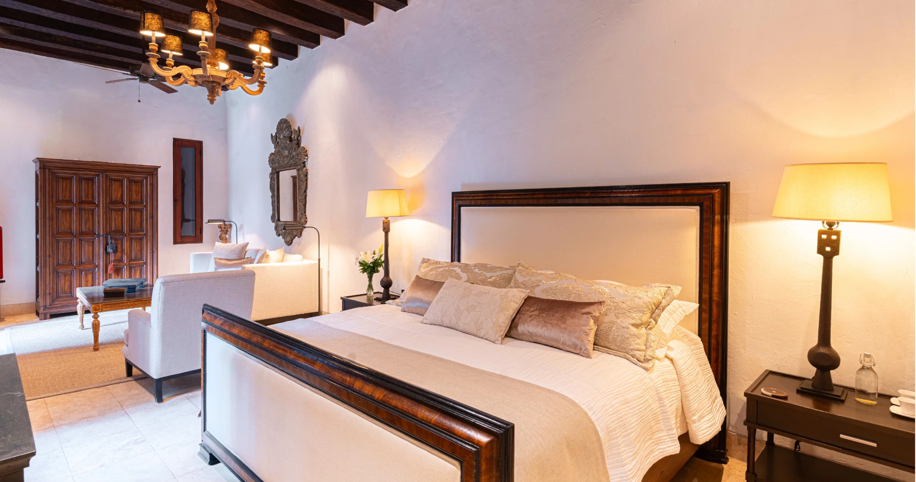 Vista panorámica de la habitación Manglar que destaca su amplitud, iluminación cálida indirecta y ventanales coloniales que aportan luz natural