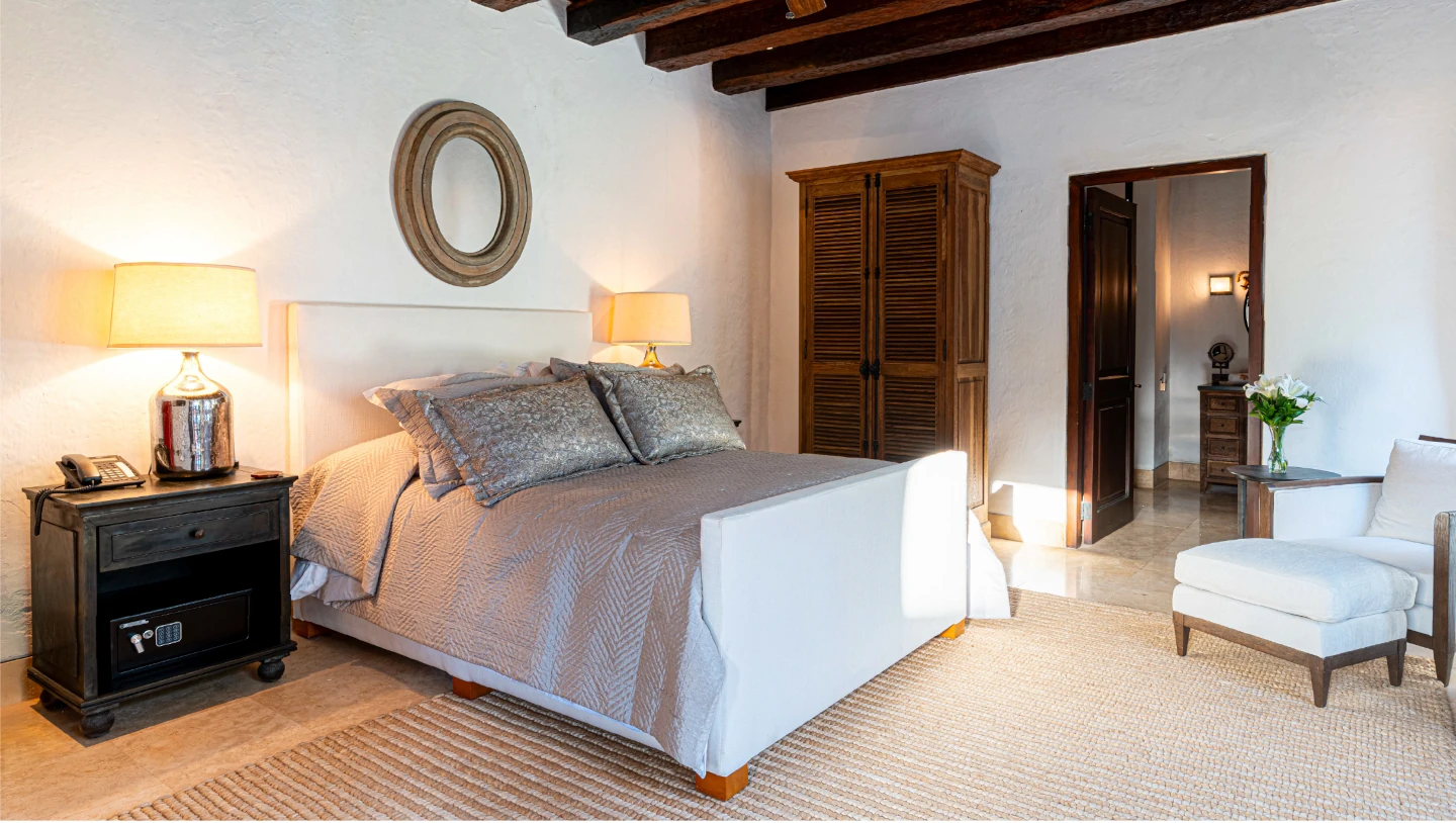 dormitorio minimalista de lujo con mobiliario de madera, tonos neutros y ambiente sereno colonial